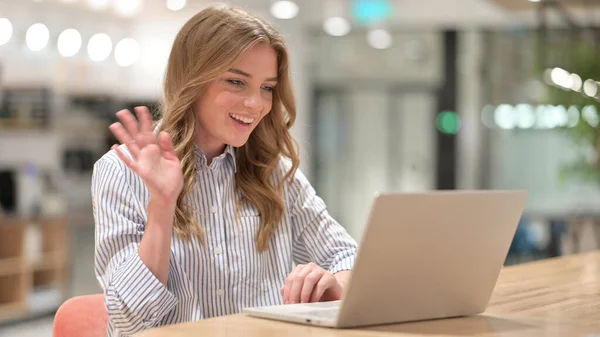 Affärskvinna gör Video Call på laptop i Office — Stockfoto