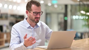 Kayıp ve İşadamı Ofisteki Dizüstü bilgisayarda Başarısızlığa Tepki Veriyor