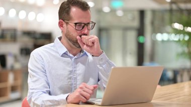 Ofiste Öksüren Dizüstü Bilgisayarlı Hasta İşadamı