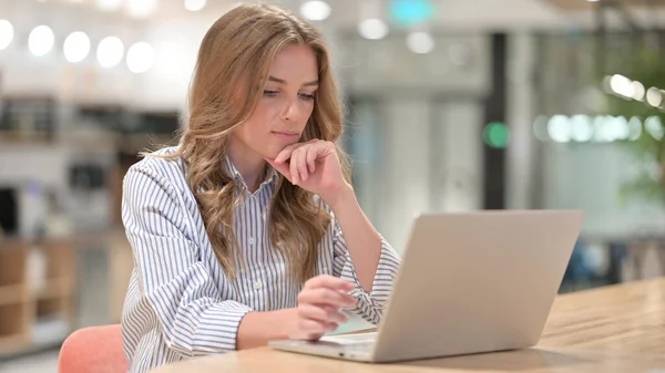 Empresária Pensando e Trabalhando no Laptop no Office — Fotografia de Stock