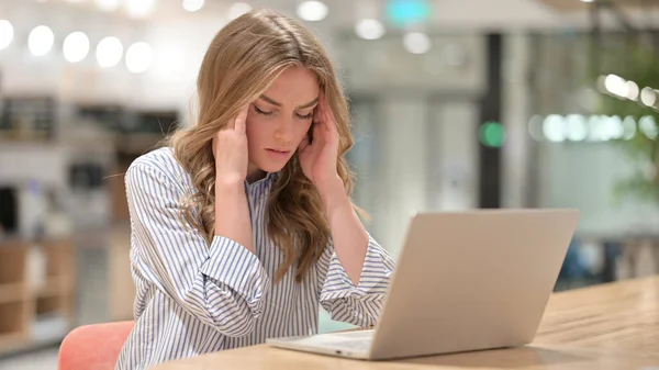 オフィスで頭痛を持ってノートパソコンを持つストレスビジネス女性 — ストック写真