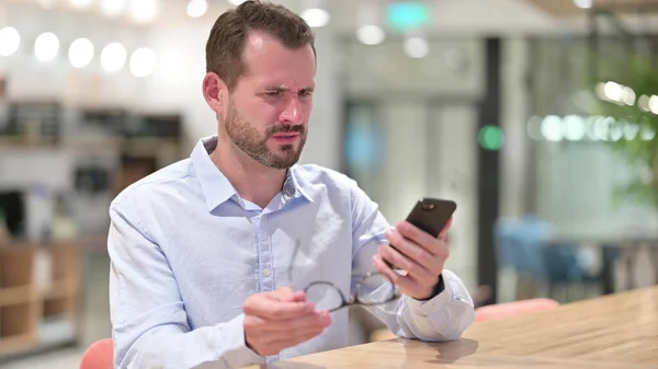 Upset Businessman having Loss on Smartphone in Office — Stock Photo, Image