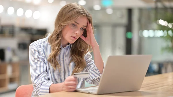 Falha de Pagamento Online para Empresária no Laptop — Fotografia de Stock