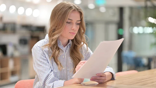 Focused Businesswoman Documenti di lettura in ufficio — Foto Stock