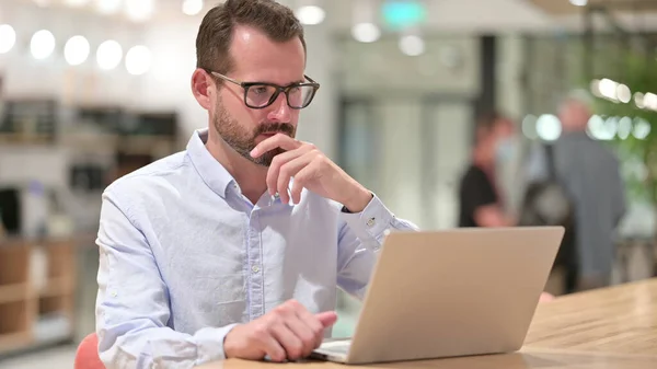 Pensive Zakenman Denken en Werken op Laptop in Office — Stockfoto