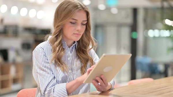 Grave donna d'affari che utilizza Tablet in ufficio — Foto Stock