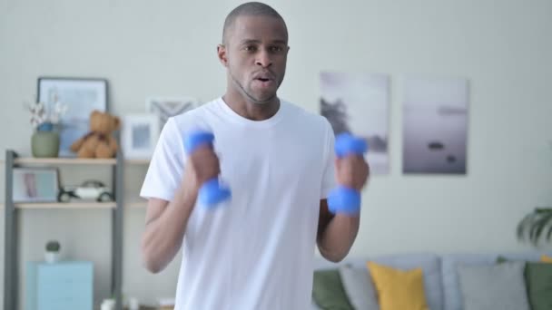 Detailní záběr atletický africký muž dělá cvičení s činky — Stock video