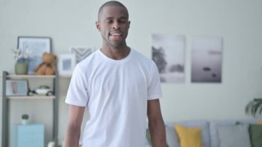 Dambıllarla antrenman yapan Afrikalı Atletik Adam 'a yaklaş.