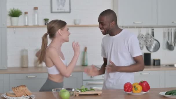 Sportliches afrikanisches Paar tanzt in Küche — Stockvideo