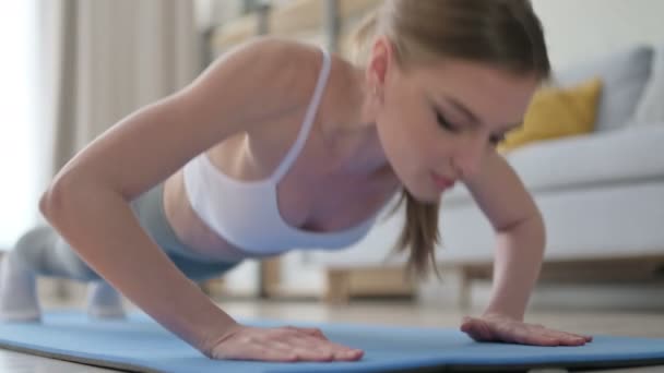 Evde Yoga Mat 'te şınav çeken Genç Kadın' ın Yakın Çekimi — Stok video