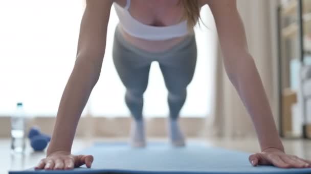 Close-up van jonge vrouw het doen van ushups op yoga mat thuis — Stockvideo