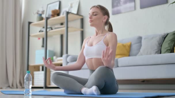 Mujer Deportiva Meditando en Estera de Yoga en Casa — Vídeo de stock