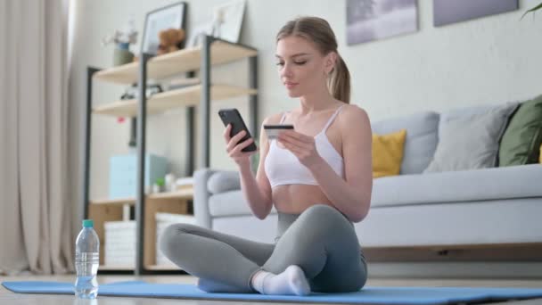Mujer haciendo pago en línea en Smartphone en Yoga Mat — Vídeo de stock