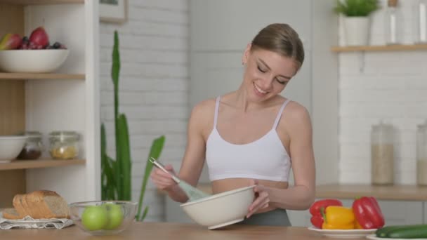 Gesunde Frau genießt beim Kochen in der Küche — Stockvideo