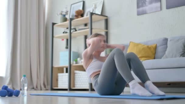 Athletic Young Woman doing Crunches Exercise on Yoga Mat — Stock Video