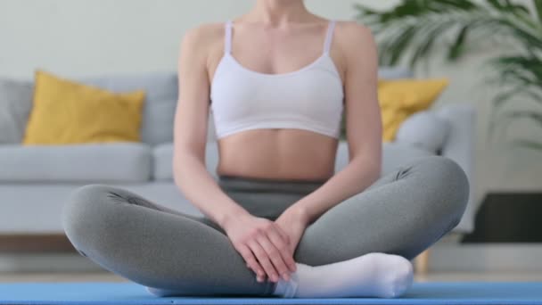 Primer plano de la mujer meditando en la esterilla de yoga en casa — Vídeo de stock