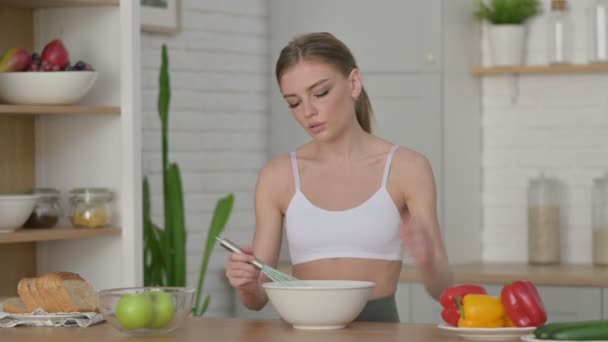 Femme en bonne santé se sentant fatiguée pendant la cuisson dans la cuisine — Video