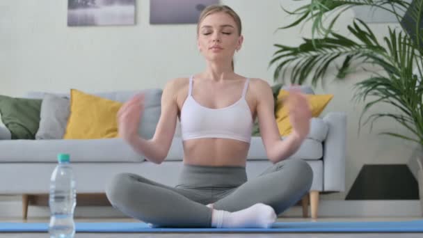 Close-up da mulher fazendo meditação com os olhos fechados — Vídeo de Stock