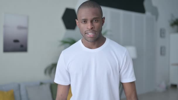 Sporcu Afrikalı Adam Dambıllarla Evde Çalışıyor — Stok video