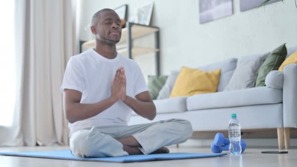 Jonge Afrikaanse Man Mediteren op Yoga Mat thuis — Stockvideo