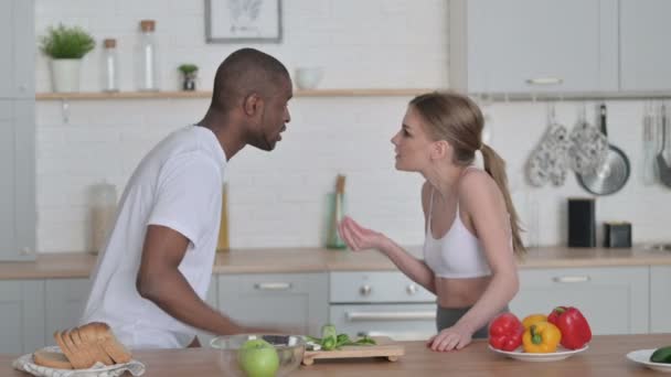 Atlético africano discutiendo con una joven en la cocina — Vídeo de stock