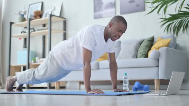 Втомлений африканець робить Pushups на Yoga Mat вдома — стокове відео