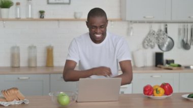 Sportif Afrikalı Adam Mutfakta laptopta Video Konuşuyor 