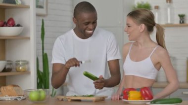 Mutfakta Salatalık soyan Atletik Çift 