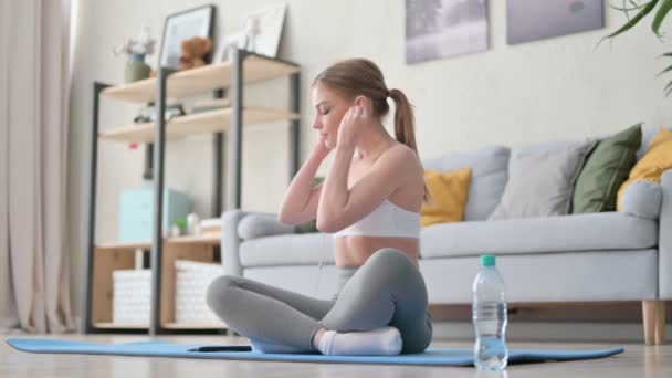 Mujer joven escuchando música en los auriculares y meditando — Vídeo de stock