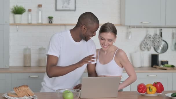 Mulher Esportiva e Homem Africano Falando em Chamada de Vídeo na Cozinha — Vídeo de Stock