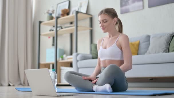 Femeie care face apel video pe laptop în timp ce pe Yoga Mat — Videoclip de stoc