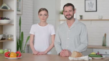 Kadın ve Erkek İşaret Gösteriyor