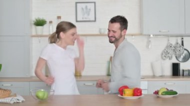 Mutfakta Dans Eden Kadın ve Erkek 