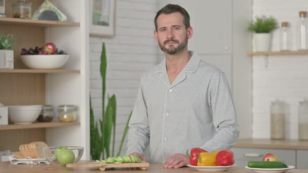 Fiatal férfi rázó fej, mint Igen jel, míg a konyhában — Stock videók