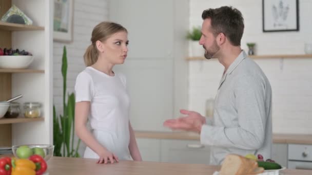 Hombre discutiendo con mujer joven en la cocina — Vídeo de stock