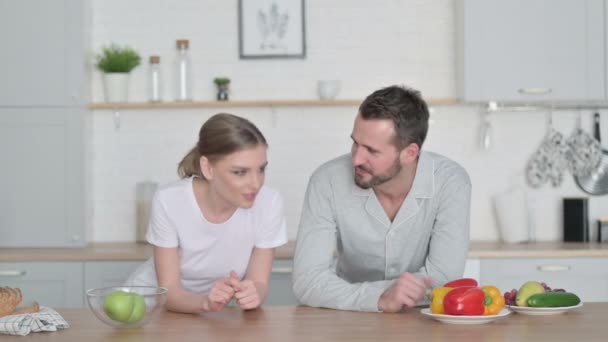 Casal jovem tendo conversa enquanto na cozinha — Vídeo de Stock