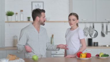 Genç Kadın Mutfakta Erkekle Tartışıyor 