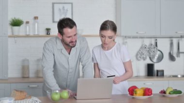 Kadın ve Erkek Bilgisayarda Çevrimiçi Ödeme Yapıyor