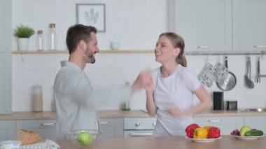 Erkek ve Kadın Mutfakta Dans Ediyor 