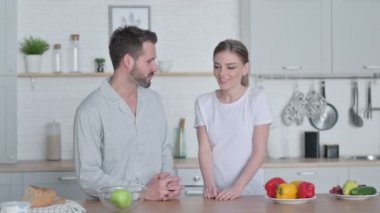 Mutfakta dikilirken Mutlu Genç Çiftler Konuşuyor 