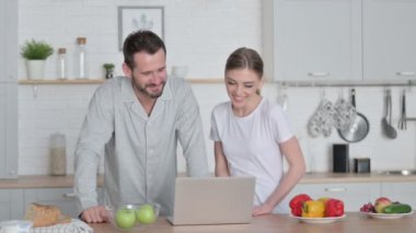 Kadın ve Adam Mutfaktaki Bilgisayarda Video Konuşması Yapıyor