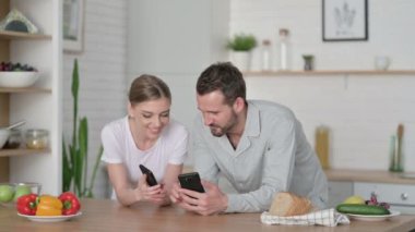 Mutfakta Smartphone kullanan Mutlu Genç Çift 