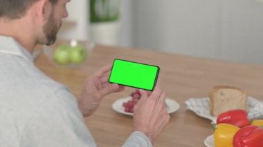 Krom Ekran ile Akıllı Telefona Bakan Genç Adam 'ın Arka Görünümü