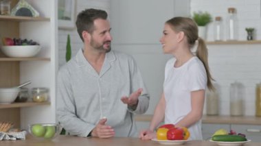 Mutfakta dikilirken Mutlu Genç Çiftler Konuşuyor 