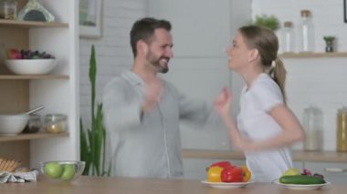 Erkek ve Kadın Mutfakta Dans Ediyor 