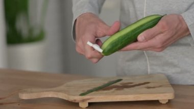 Kesme tahtasındaki Salatalıkları Kesen Adamın Elleri Çekimini Kapat