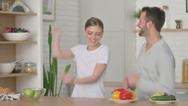 Mujer y hombre bailando en la cocina — Vídeo de stock
