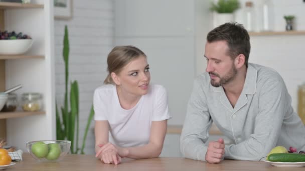 Primer plano de joven pareja teniendo conversación mientras en cocina — Vídeo de stock