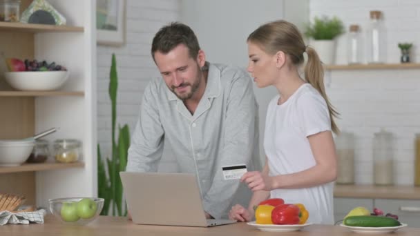 Kobieta i mężczyzna dokonywania płatności online na laptopie — Wideo stockowe