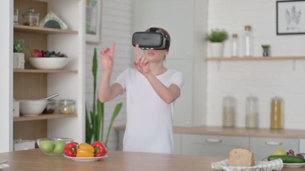 Mujer joven moderna usando VR Set mientras está de pie en la cocina — Vídeo de stock
